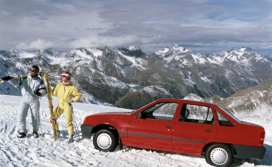  Opel Kadett GL Sedan (E) 1985 года  (фото 12 из 27)